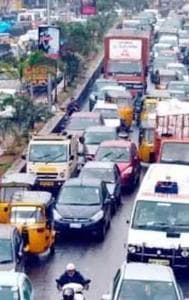 Mumbai: Traffic Movement Slow At Kamraj Nagar North Bound as Iron Hoarding Falls Amid Dust Storm