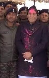 Ladakh: Defence Minister Rajnath Singh celebrates #Holi with Armed Forces Personnel, at Leh Military Station
